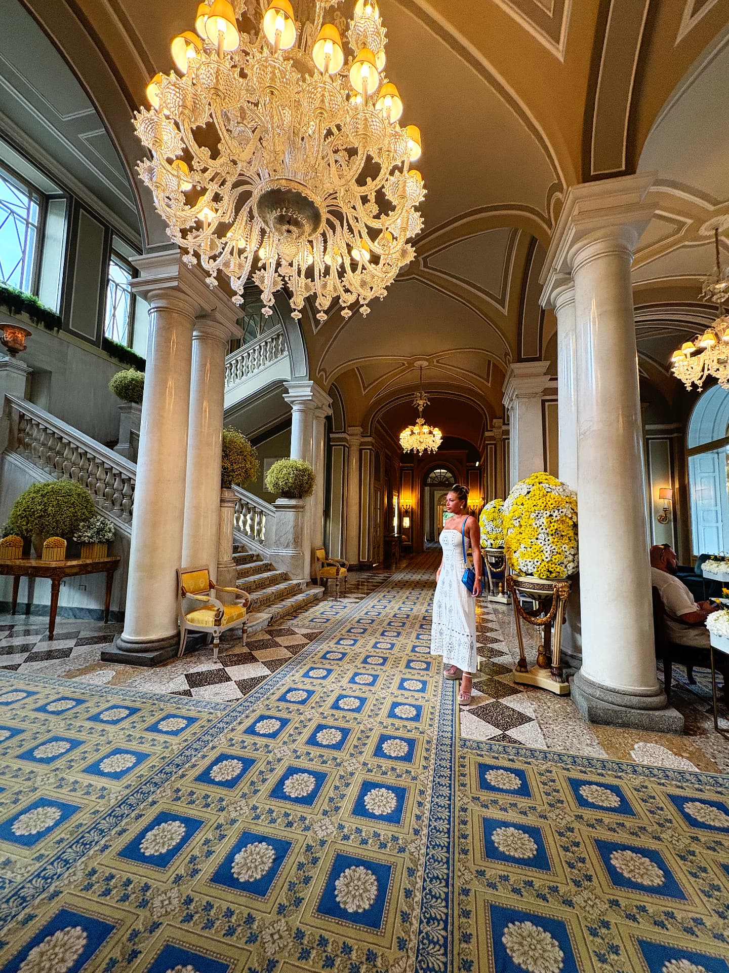 Cris dos Vinhos no lobby de hotel histórico italiano