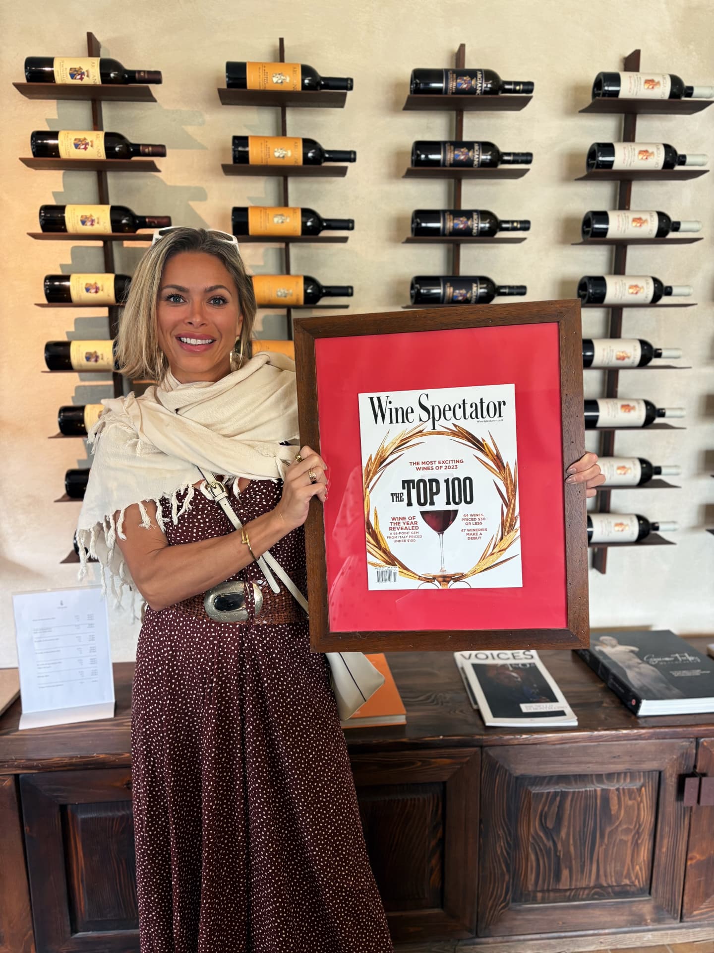 Cris dos Vinhos com a capa Top 100 da Wine Spectator