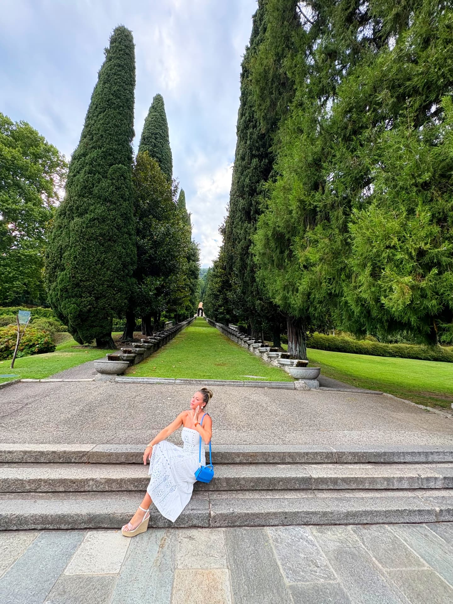 Cris dos Vinhos em jardim de ciprestes na Toscana